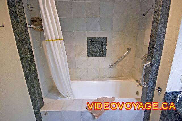 Mexique Cancun Riu Caribe The bath with shower.