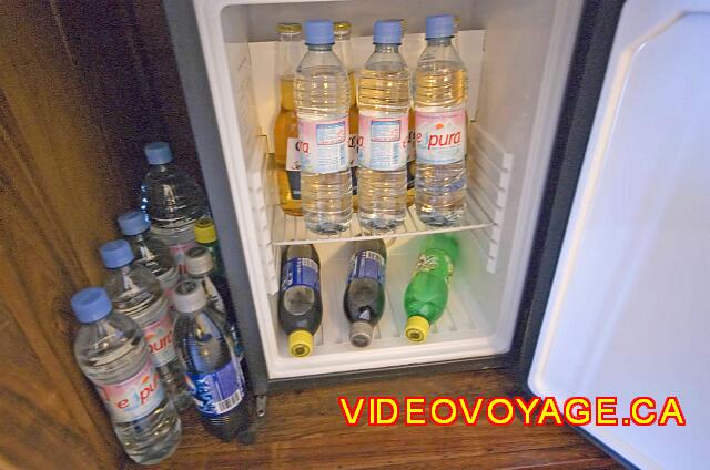 Mexique Cancun Riu Caribe El refrigerador con agua, cerveza y bebidas refrescantes.