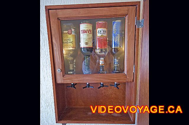 Mexique Cancun Riu Caribe El mini-bar.