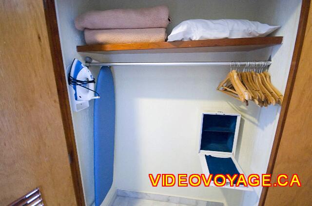 Mexique Cancun Riu Caribe El armario con plancha y tabla de planchar, caja fuerte lo suficientemente grande.