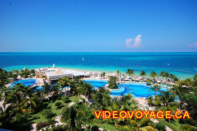 Mexique Cancun Riu Caribe Una piscina larga en dos niveles, entre la playa y el hotel.