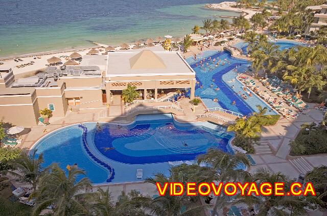 Mexique Cancun Riu Caribe Al caer la tarde, la sección de la piscina puede estar en la sombra en invierno.