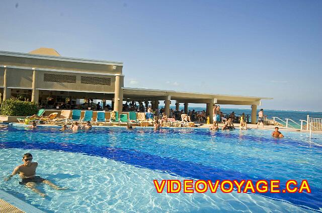 Mexique Cancun Riu Caribe El bar / restaurante cerca de la playa y la piscina.