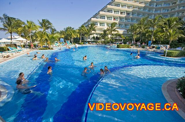 Mexique Cancun Riu Caribe Con el deporte en la piscina.