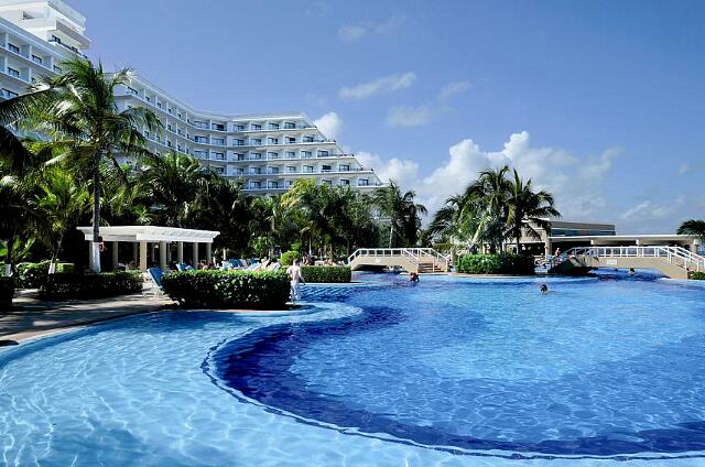 Mexique Cancun Riu Caribe Una hermosa piscina.