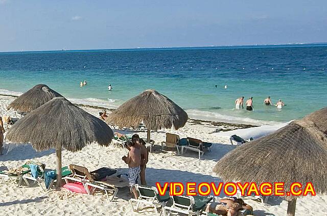 Mexique Cancun Riu Caribe Todavía hay clientes en el mar, pero se ven en el fondo al entrar en el agua, ya que puede tener arrecifes profundos.