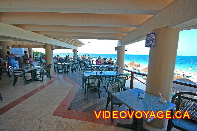 Mexique Cancun Riu Caribe Des tables sur le bord de la plage.