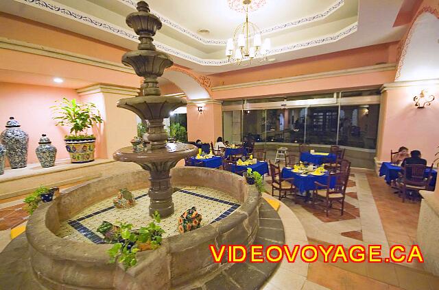 Mexique Cancun Riu Caribe Un restaurante con un diseño diferente.