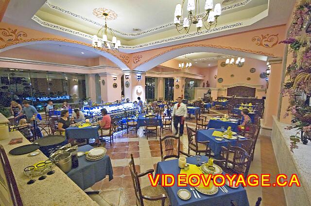 Mexique Cancun Riu Caribe Un comedor con una decoración de gran tamaño.