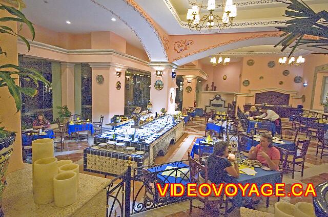 Mexique Cancun Riu Caribe Con un buffet en el centro del comedor.