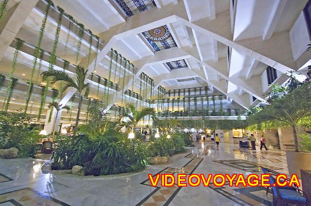 Mexique Cancun Riu Caribe El Lobby por la noche.