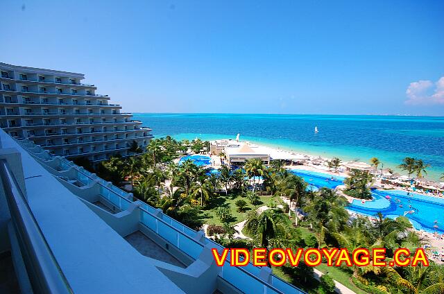 Mexique Cancun Riu Caribe La piscina situada entre la playa y el hotel.