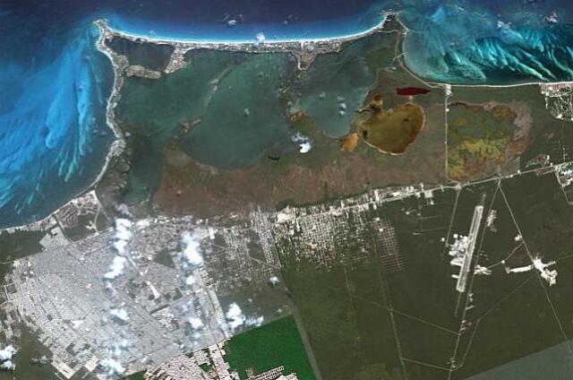 Mexique Cancun Riu Caribe Abajo a la izquierda, la ciudad de Cancún. Aeropuerto inferior derecha, arriba a la izquierda el Riu Caribe.