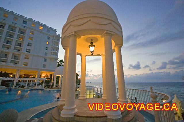 Mexique Cancun Riu Palace Las Americas A gazebo on the beach for weddings.