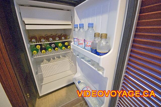 Mexique Cancun Riu Palace Las Americas A well-stocked fridge with a freezer.