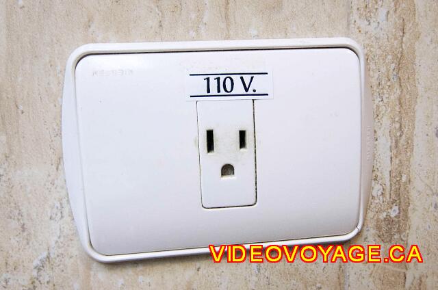 Mexique Cancun Riu Palace Las Americas A 110-volt outlet.