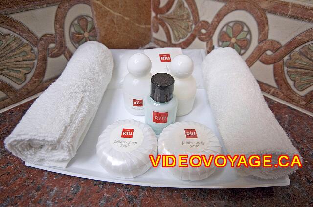 Mexique Cancun Riu Palace Las Americas The personal care products with washcloths.