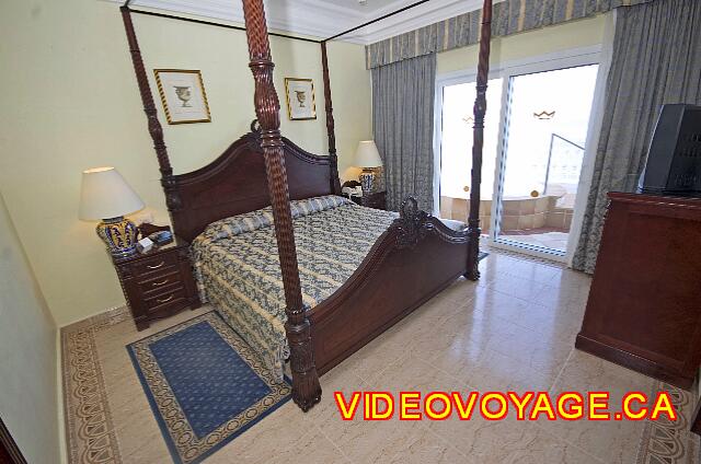 Mexique Cancun Riu Palace Las Americas La cama y otra televisión. Podemos ver el jacuzzi en el balcón.