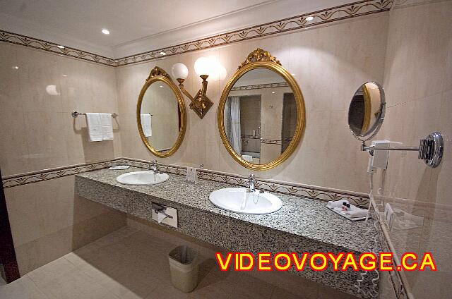 Mexique Cancun Riu Palace Las Americas El contador en el cuarto de baño.