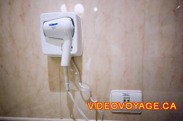Mexique Cancun Riu Palace Las Americas Secador de pelo y enchufe de 110 voltios.