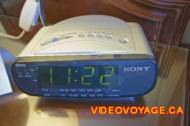 Mexique Cancun Riu Palace Las Americas El radio reloj despertador en la mesilla de noche.