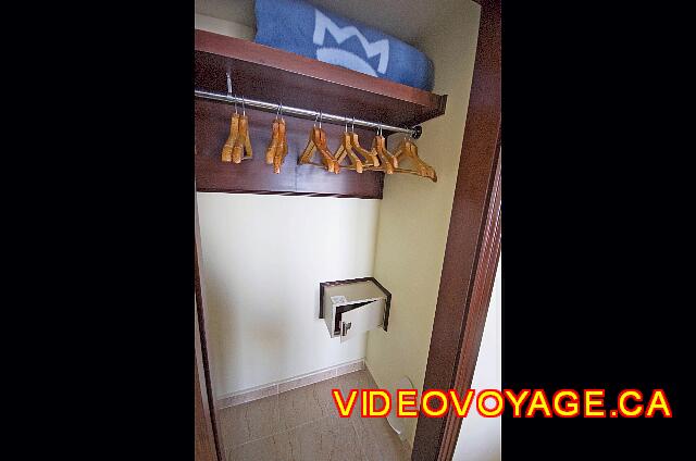 Mexique Cancun Riu Palace Las Americas El armario con caja fuerte y plancha.