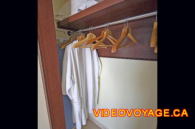 Mexique Cancun Riu Palace Las Americas El otro lado del armario con albornoces y tabla de planchar.