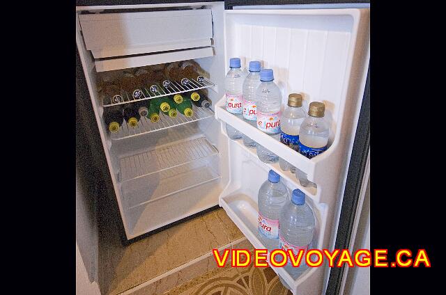 Mexique Cancun Riu Palace Las Americas El refrigerador ocupado con una sección de congelados.