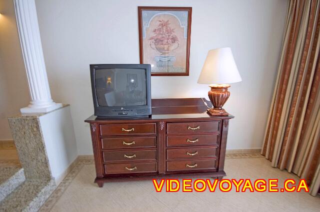 Mexique Cancun Riu Palace Las Americas The cabinet and a TV.