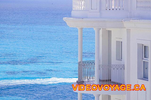 Mexique Cancun Riu Palace Las Americas We only see the tip of the balcony facing the sea.