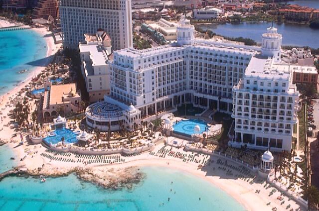Mexique Cancun Riu Palace Las Americas A beautiful view from some balcony.
