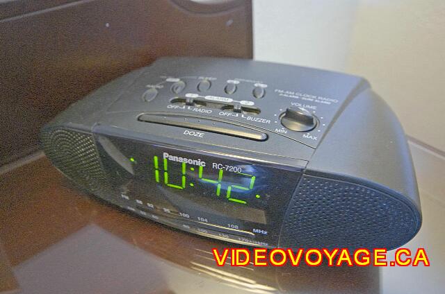 Mexique Cancun Riu Palace Las Americas A radio alarm clock on the bedside table.