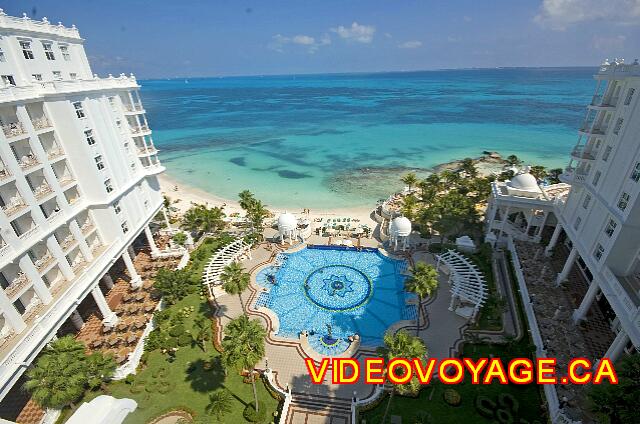 Mexique Cancun Riu Palace Las Americas A particularly decorative pool because there is limited seating and no umbrella.