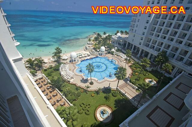 Mexique Cancun Riu Palace Las Americas Depending on the time of year, the sun can be hidden or not.