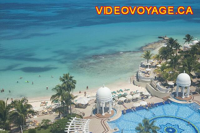 Mexique Cancun Riu Palace Las Americas Une piscine avec la vue sur l'océan.