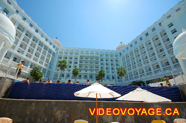 Mexique Cancun Riu Palace Las Americas La vista de la piscina desde el cojinete entre la piscina y la playa.