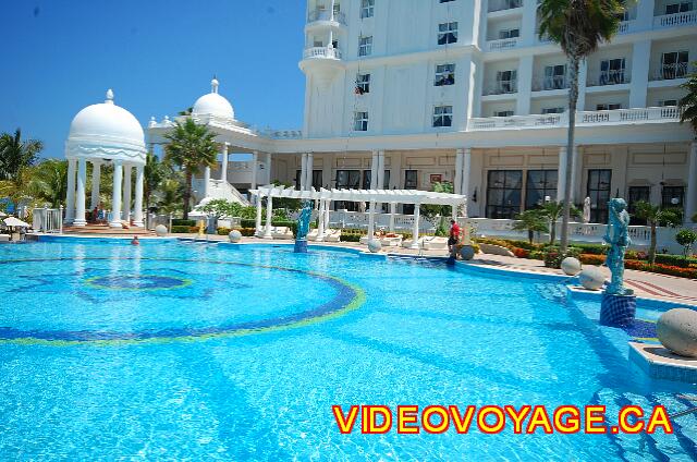 Mexique Cancun Riu Palace Las Americas Con sólo unas pocas tumbonas alrededor de la piscina.