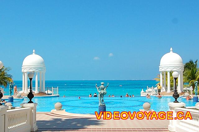Mexique Cancun Riu Palace Las Americas A medium size pool.
