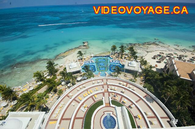 Mexique Cancun Riu Palace Las Americas Al final del edificio, una gran terraza con un jacuzzi en el centro.