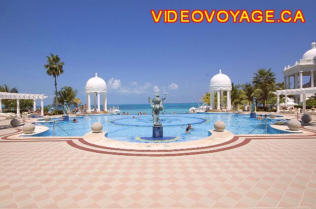 Mexique Cancun Riu Palace Las Americas Statues in the pool. a large terrace around the pool.