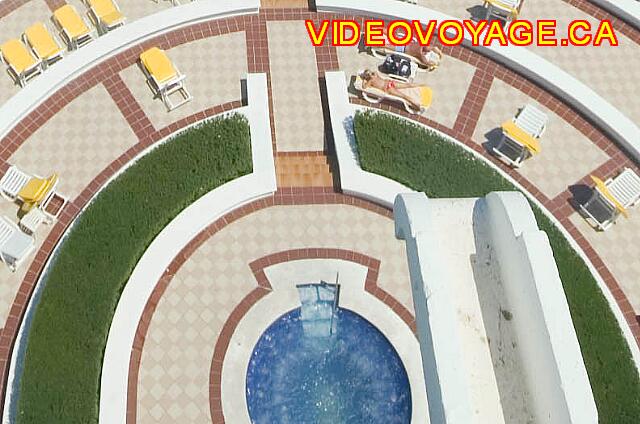 Mexique Cancun Riu Palace Las Americas An empty terrace and Jacuzzi for many people.