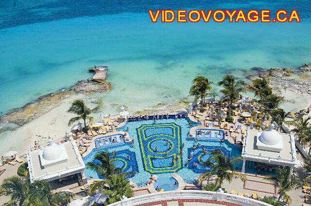 Mexique Cancun Riu Palace Las Americas At a lower level, another pool.