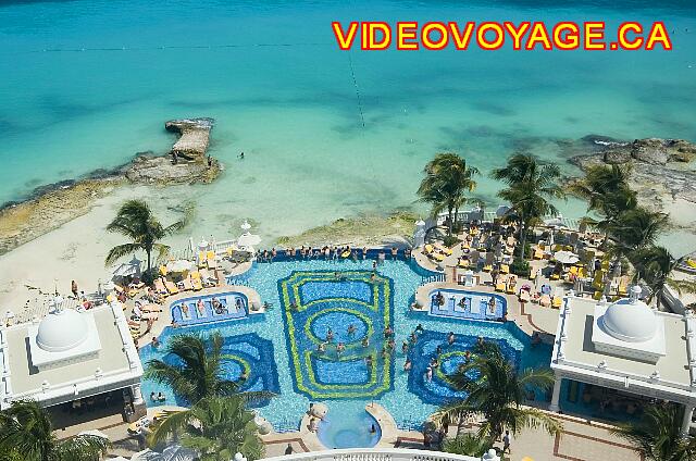 Mexique Cancun Riu Palace Las Americas La piscina principal con una barra a cada lado.