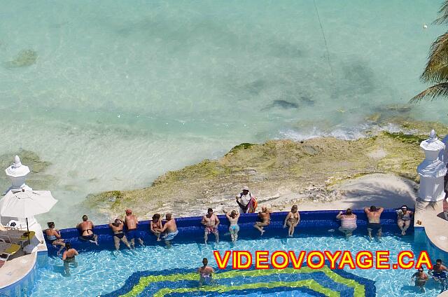 Mexique Cancun Riu Palace Las Americas Hay incluso vendedores en el borde de la piscina.