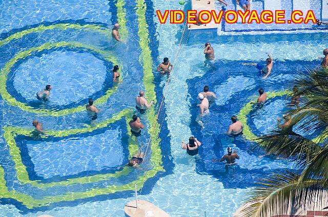 Mexique Cancun Riu Palace Las Americas Voleibol en la piscina.