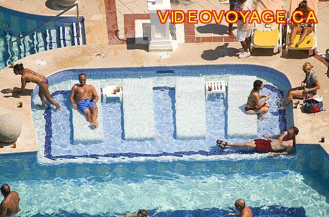 Mexique Cancun Riu Palace Las Americas Tumbonas en la piscina.