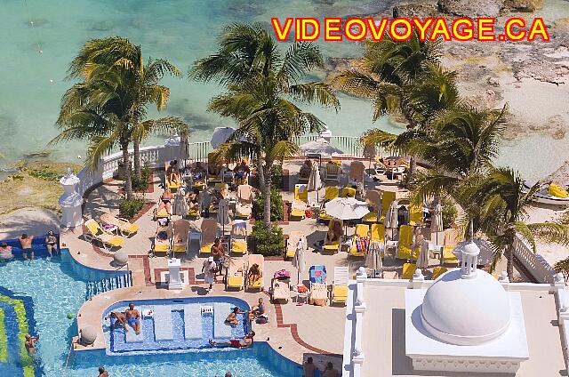 Mexique Cancun Riu Palace Las Americas Una sección de la terraza alrededor de la piscina. Poco espacio para hamacas y sólo unas pocas sombrillas.