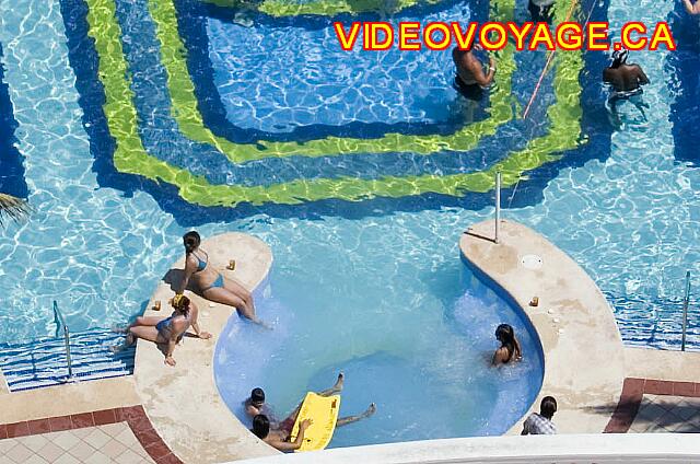 Mexique Cancun Riu Palace Las Americas Un gran jacuzzi integrado a la piscina, siempre populares.