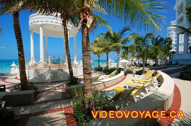 Mexique Cancun Riu Palace Las Americas Many empty chairs around the jacuzzi.