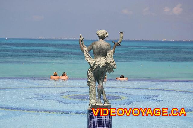 Mexique Cancun Riu Palace Las Americas A statue watching the sea.